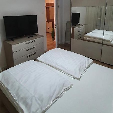 Rebecca Sweet Apartment Орадя Экстерьер фото