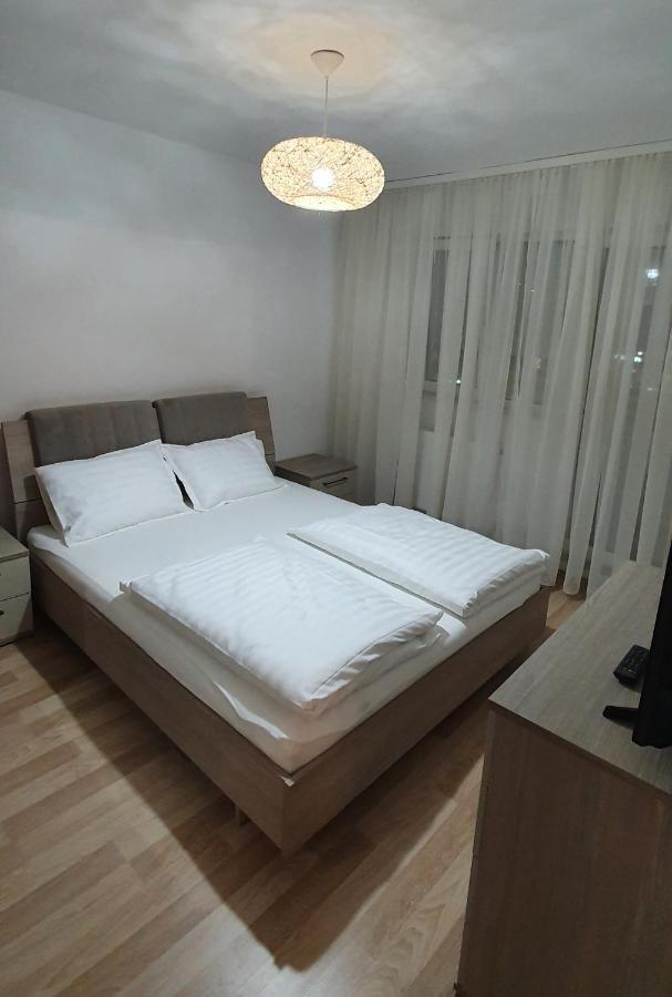 Rebecca Sweet Apartment Орадя Экстерьер фото